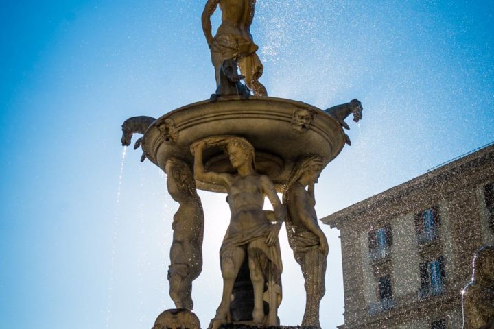 Highlights of Naples - A particular of the top of the fountain