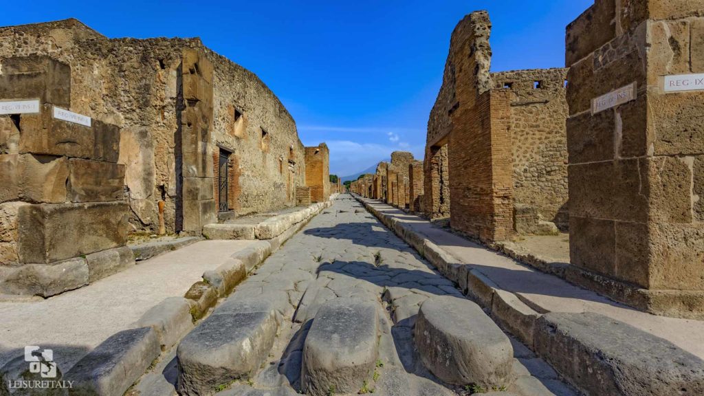 Visit Pompeii - A street od Pompeii off-peak season